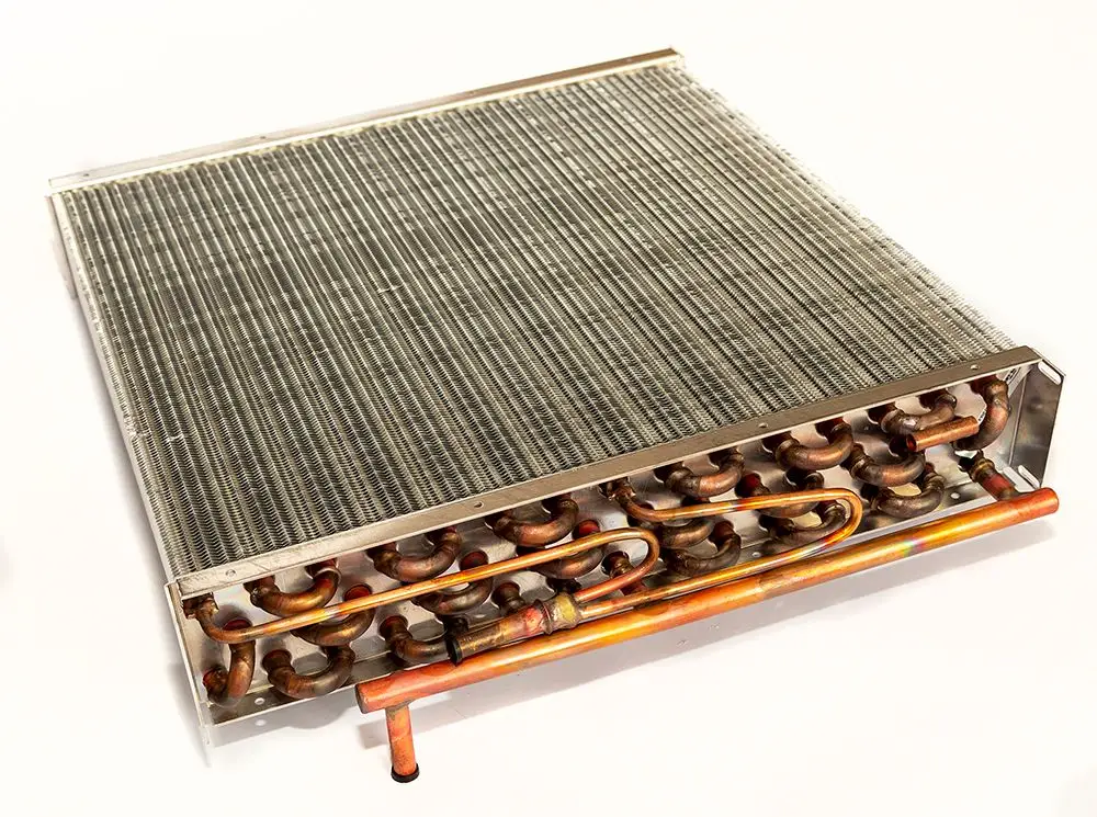 Daikin Verdampfer mit einem rechteckigen Wärmetauscher und mehreren Kupferrohren zur Wärmeübertragung, montiert auf einer geraden, stabilen Basis.